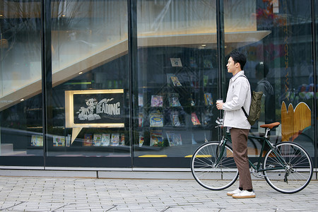 都市青年上班自行车出行高清图片