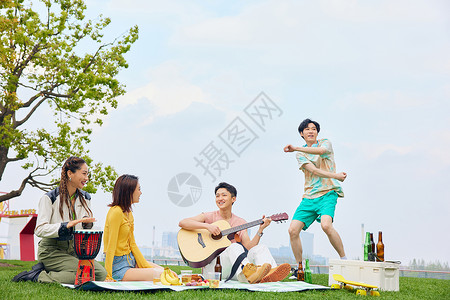 青年人户外野餐唱歌舞蹈图片