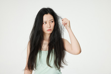 年轻女性发质受损高清图片