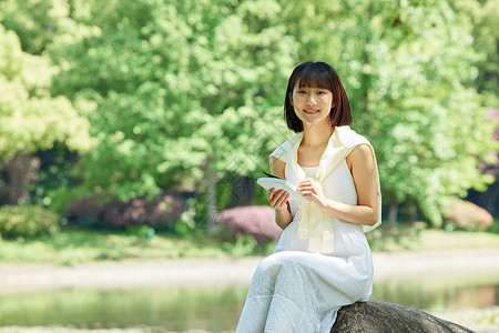 夏日室外看书的女生高清图片