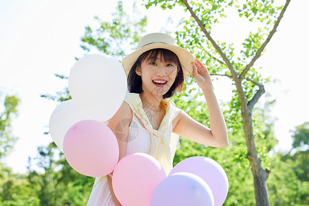 夏日气球美女户外手拿气球的元气少女背景