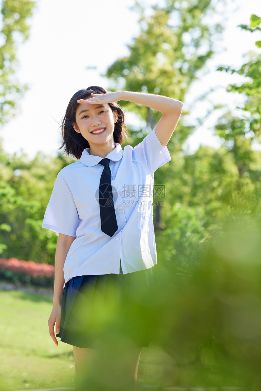 享受阳光的校服女生图片