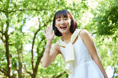 夏日元气少女打招呼背景图片