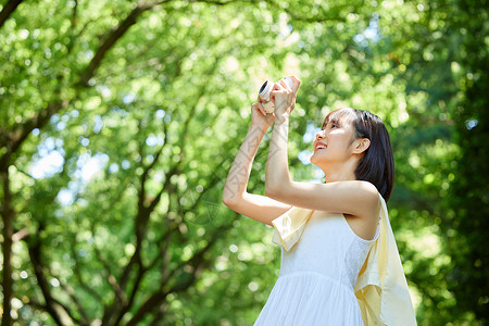 夏日户外清新美女相机拍照图片