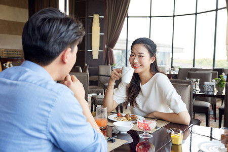 年轻夫妻在餐厅用餐高清图片