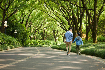 走路小怪兽父子在公园散步背景