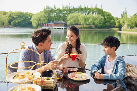 夏天室外温馨一家室外享受下午茶背景