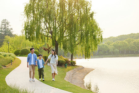 一家人在户外湖边散步图片