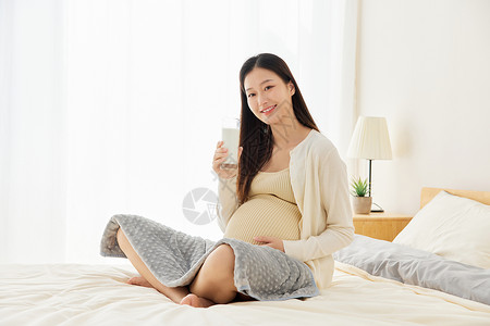 居家养胎的准妈妈喝牛奶图片
