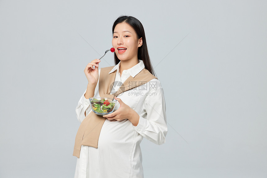 孕妇妈妈健康饮食吃沙拉图片