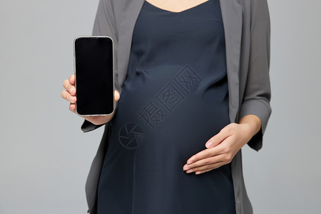 商务孕妇妈妈展示手机特写图片