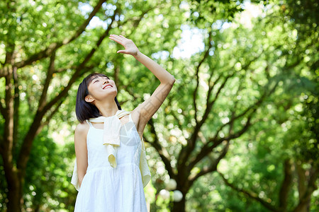 户外晒太阳女孩夏日户外散步晒太阳背景