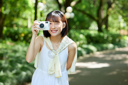 女生夏日外出散步拍照图片