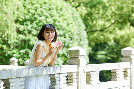 爱西瓜夏日清爽女性爱吃西瓜背景