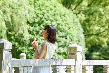 清爽西瓜女孩女孩夏日户外手拿西瓜背景