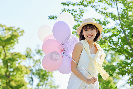 遮阳帽图片公园活力女生手拿气球写真背景