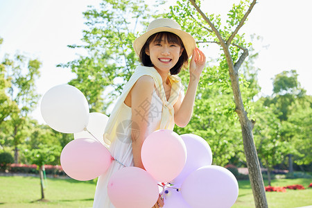 夏日活力女生手拿气球图片