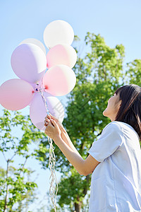 学生暑假兼职可爱女学生放飞气球背景