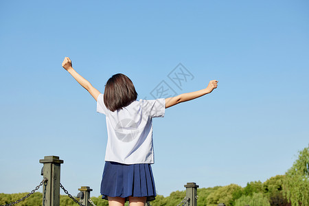 毕业季校服女生举手背影图片