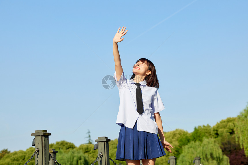 夏日暑假可爱校服女生举起手图片
