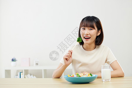 吃东西的美女居家女性健康早饮食背景