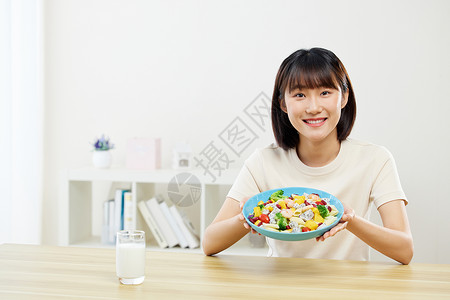 室内女性健康早餐图片