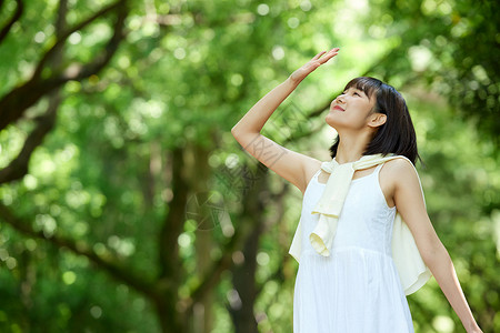 年轻女孩室外散步享受阳光图片