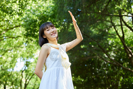 夏日阳光户外清新美女图片