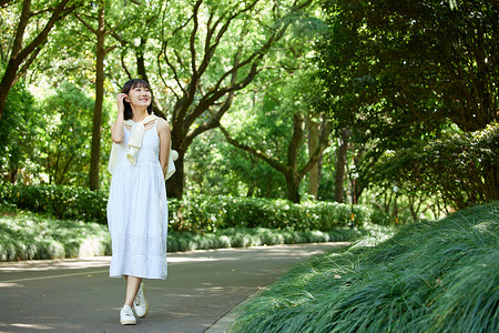 年轻女孩公园散步背景图片