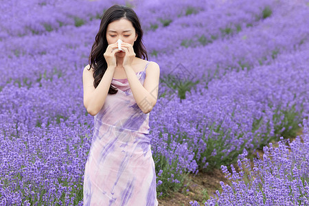 小清新唯美医疗女性鼻炎过敏在薰衣草花丛不适背景