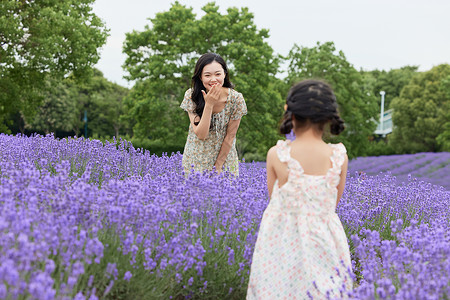 薰衣草花田里的母女图片