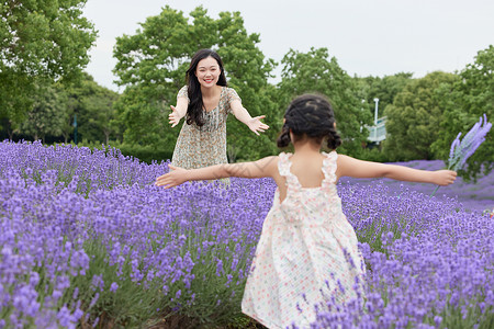 小孩子跑步女儿跑向母亲怀抱背景