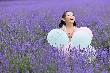 紫色浪漫气球小女孩手拿气球在薰衣草花田玩耍背景