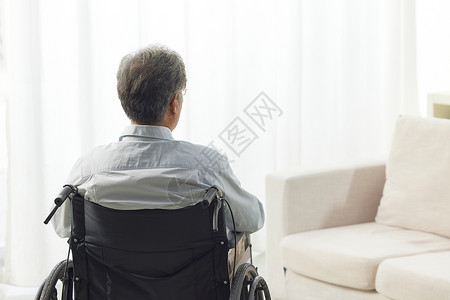 单独行动坐在轮椅上孤独的老人背影背景