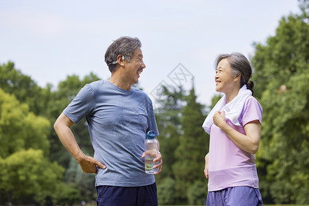 运动锻炼身体老年人运动休息聊天背景