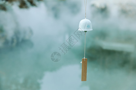 江南山水中的风铃背景图片