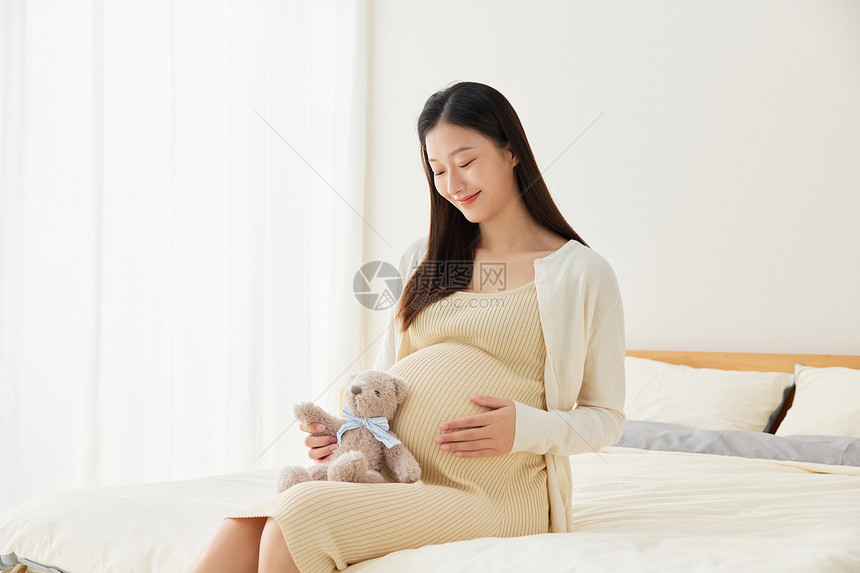 孕妇妈妈手拿公仔图片