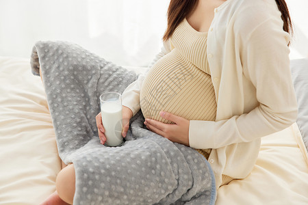 女性喝牛奶居家养胎的准妈妈喝牛奶特写背景