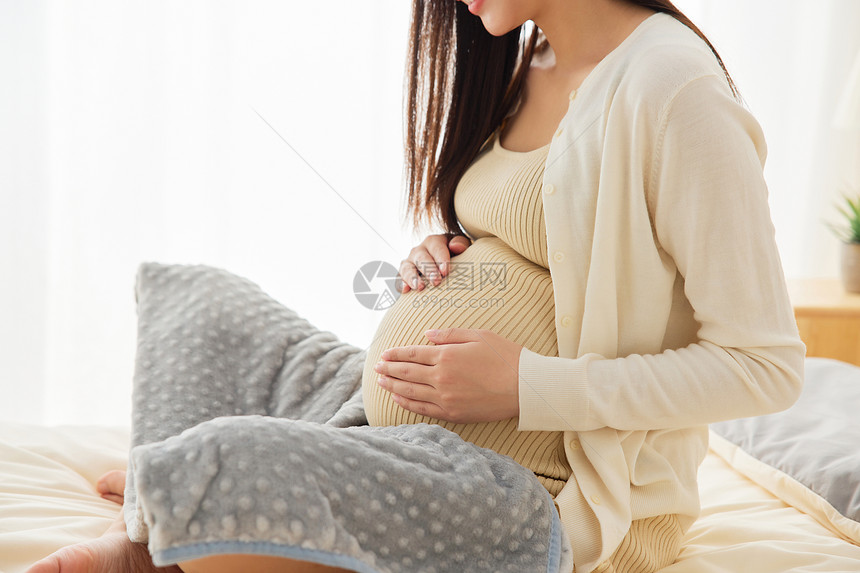 待产孕妇妈妈居家养胎特写图片