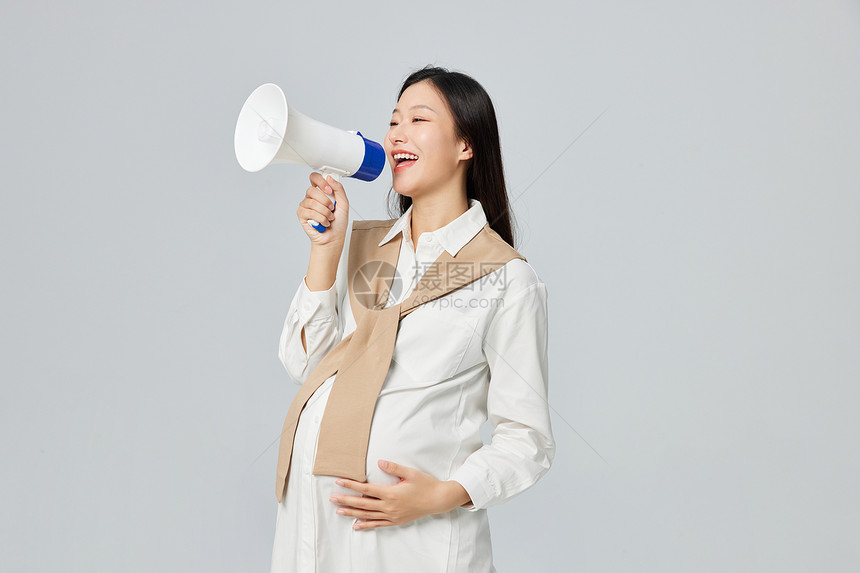 孕妇手拿喇叭造型图片