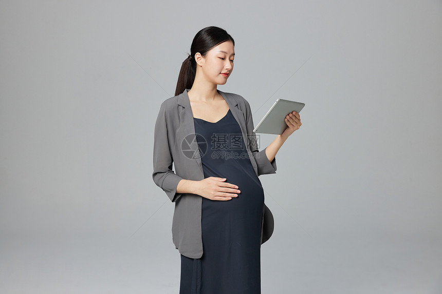 职场孕妇妈妈看工作文件图片