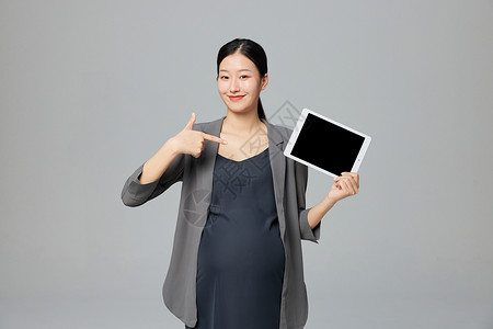 职场孕妇展示平板电脑屏幕图片