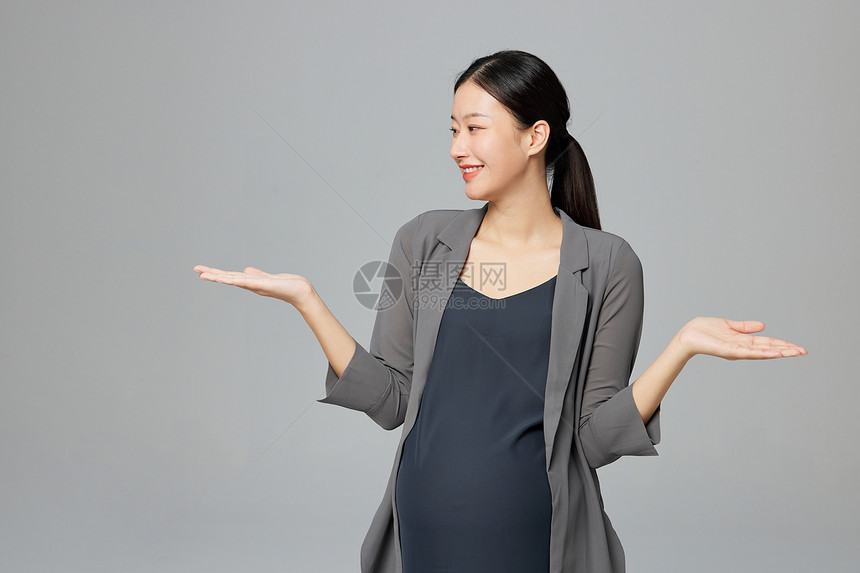 商务孕妇女性展示手势图片