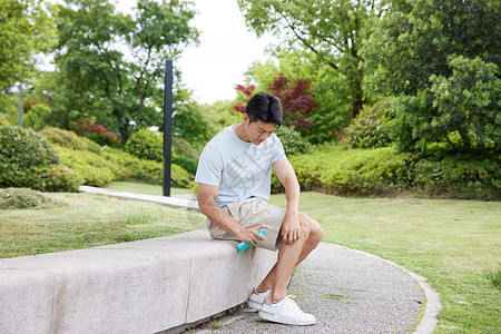 喷洒水男子在公园喷花露水背景