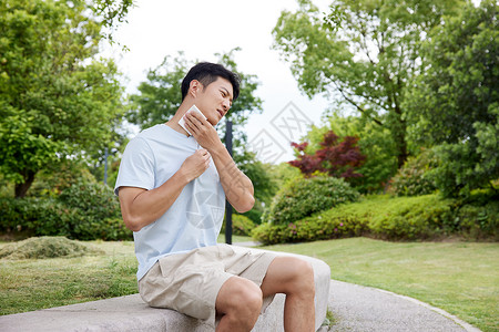 流汗在公园里擦汗的男性背景