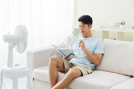 夏日乘凉男子男子居家吃雪糕吹风扇背景