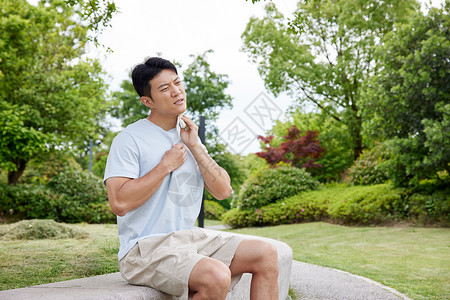 擦汗的男人男子在公园炎热擦汗背景