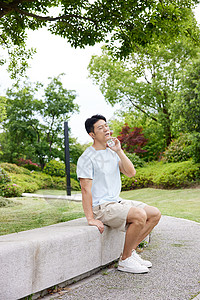 健康用水男人炎热夏日用水瓶降温背景