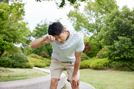 擦汗的男人闷热的天气男子擦汗休息背景