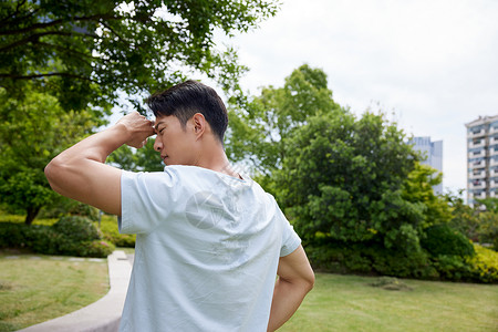 炎热夏日暴晒的男人高清图片